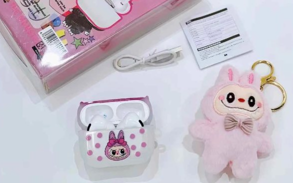 Combo audifonos y labubu